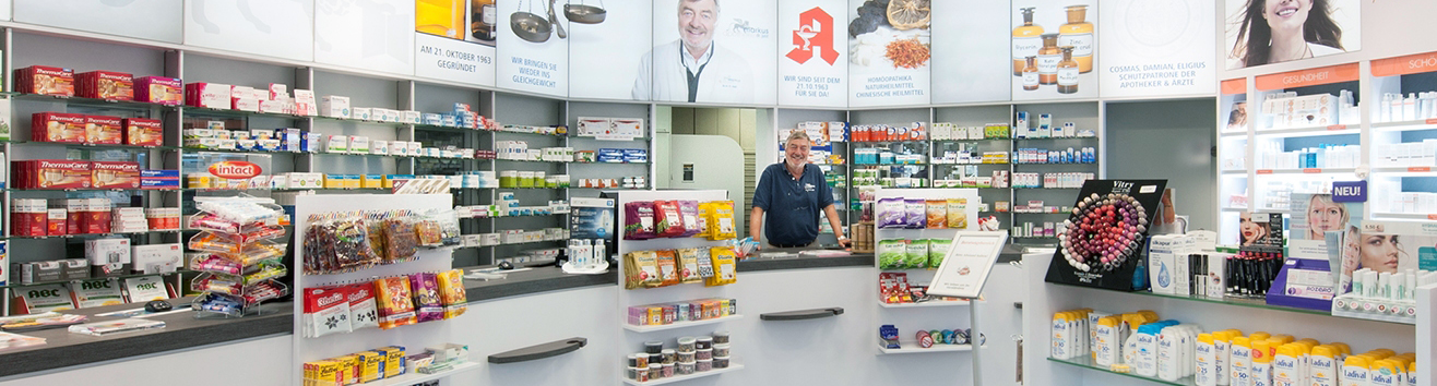Apotheke-markus-just-bremen-tcm Der Verkaufsraum der Markus Apotheke in Bremen mit dem Apotheker Dr. Just